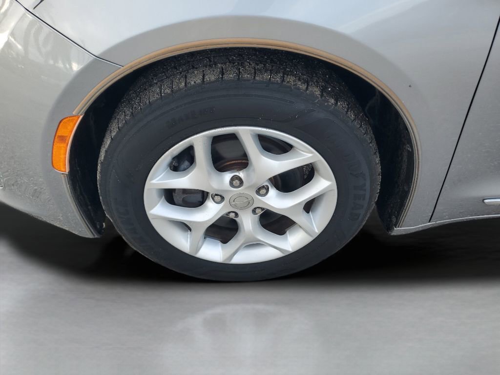 Used 2017 Chrysler Pacifica Touring-L w/ Tire & Wheel Group image 10