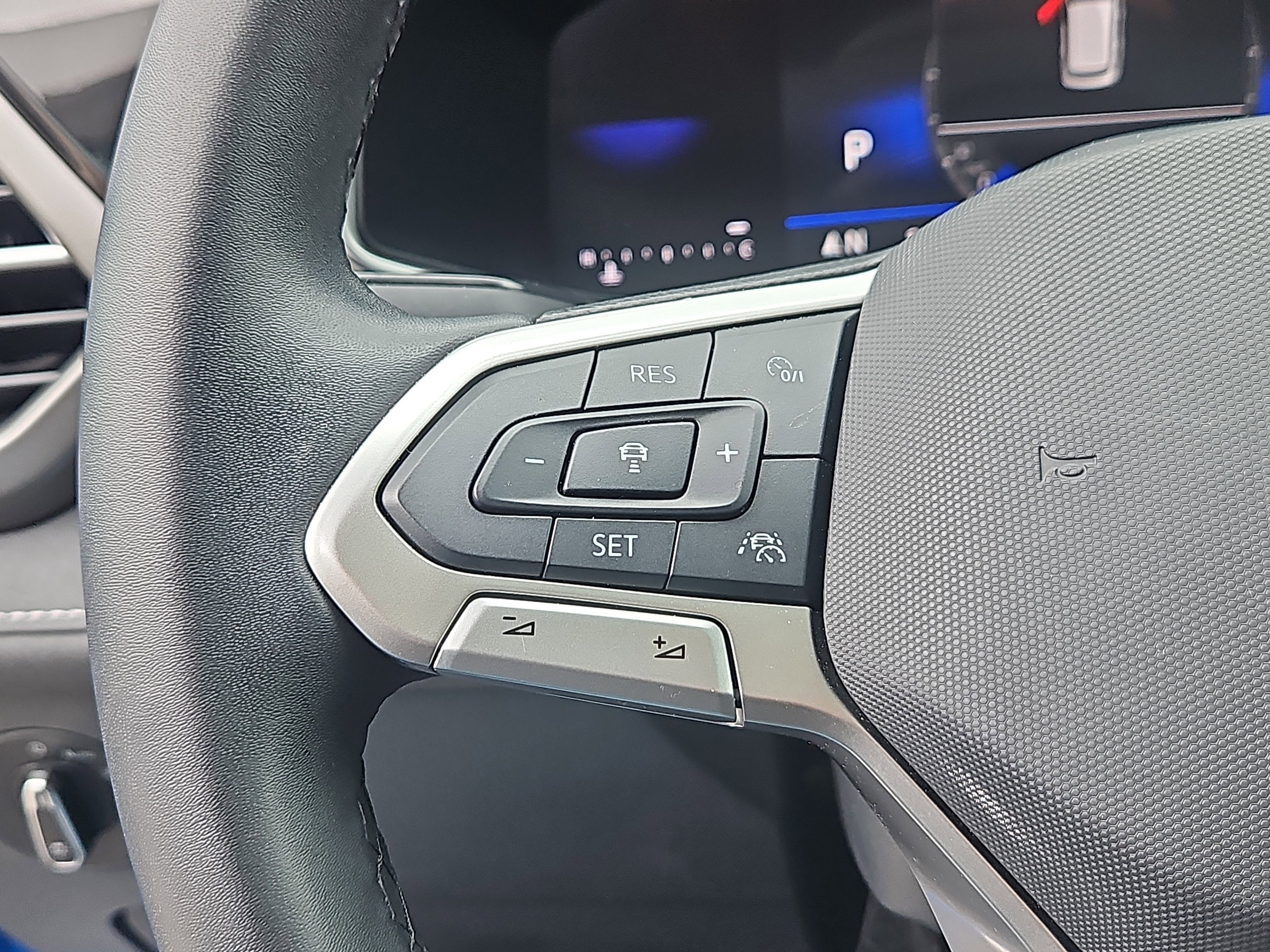 Certified 2025 Volkswagen Taos SE image 18