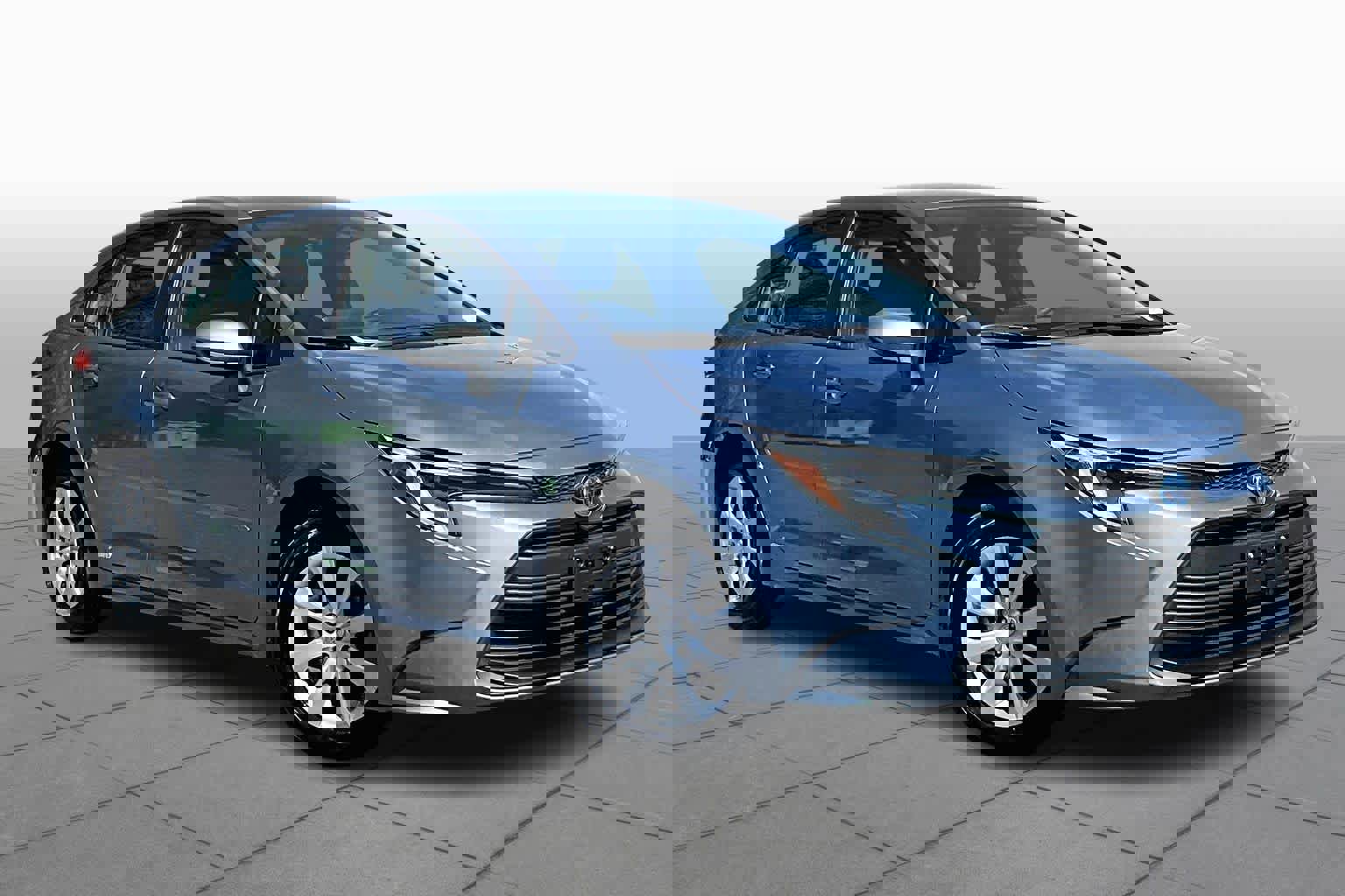 Used 2025 Toyota Corolla LE image 3