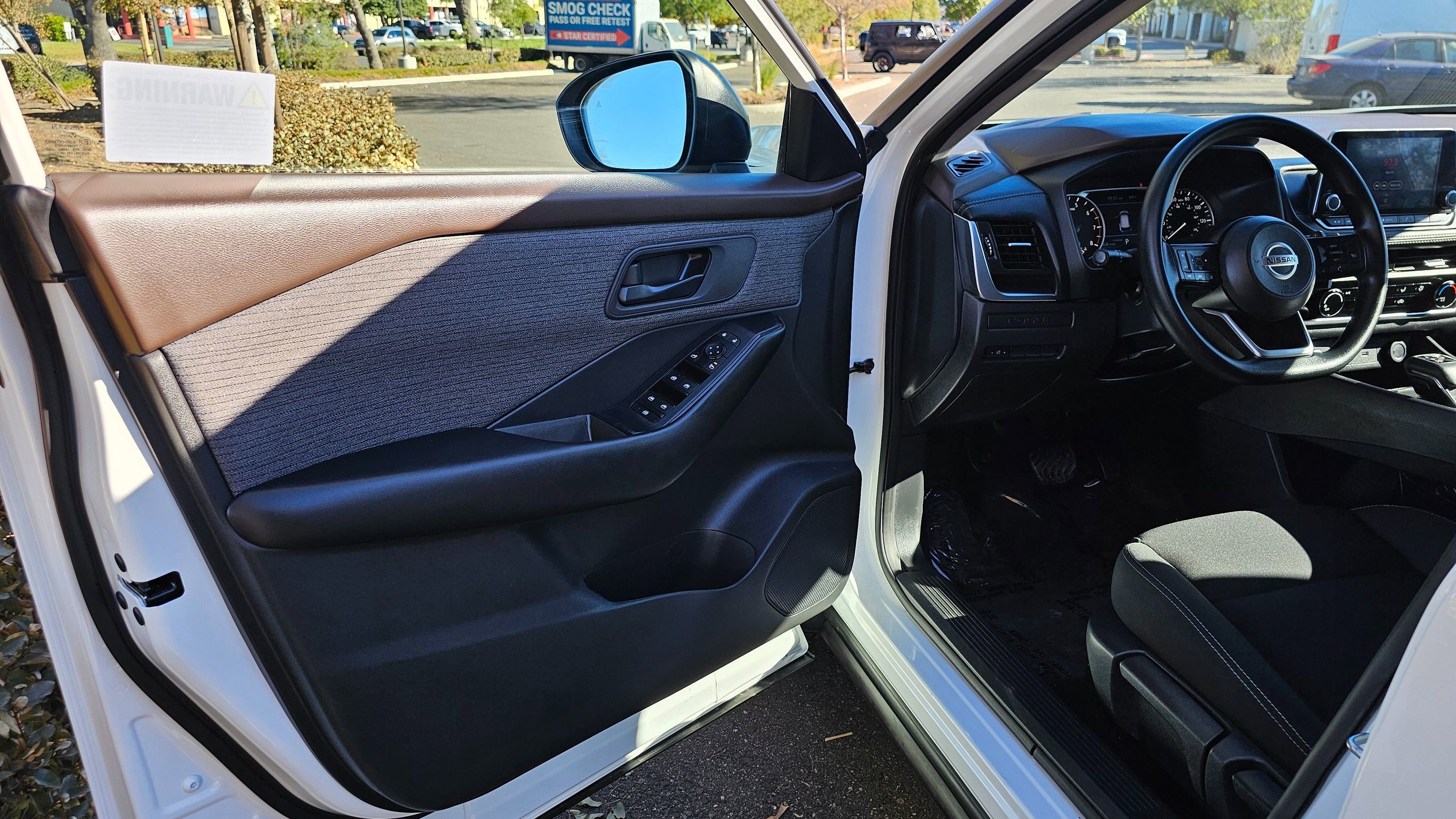 Used 2023 Nissan Rogue S FWD image 12