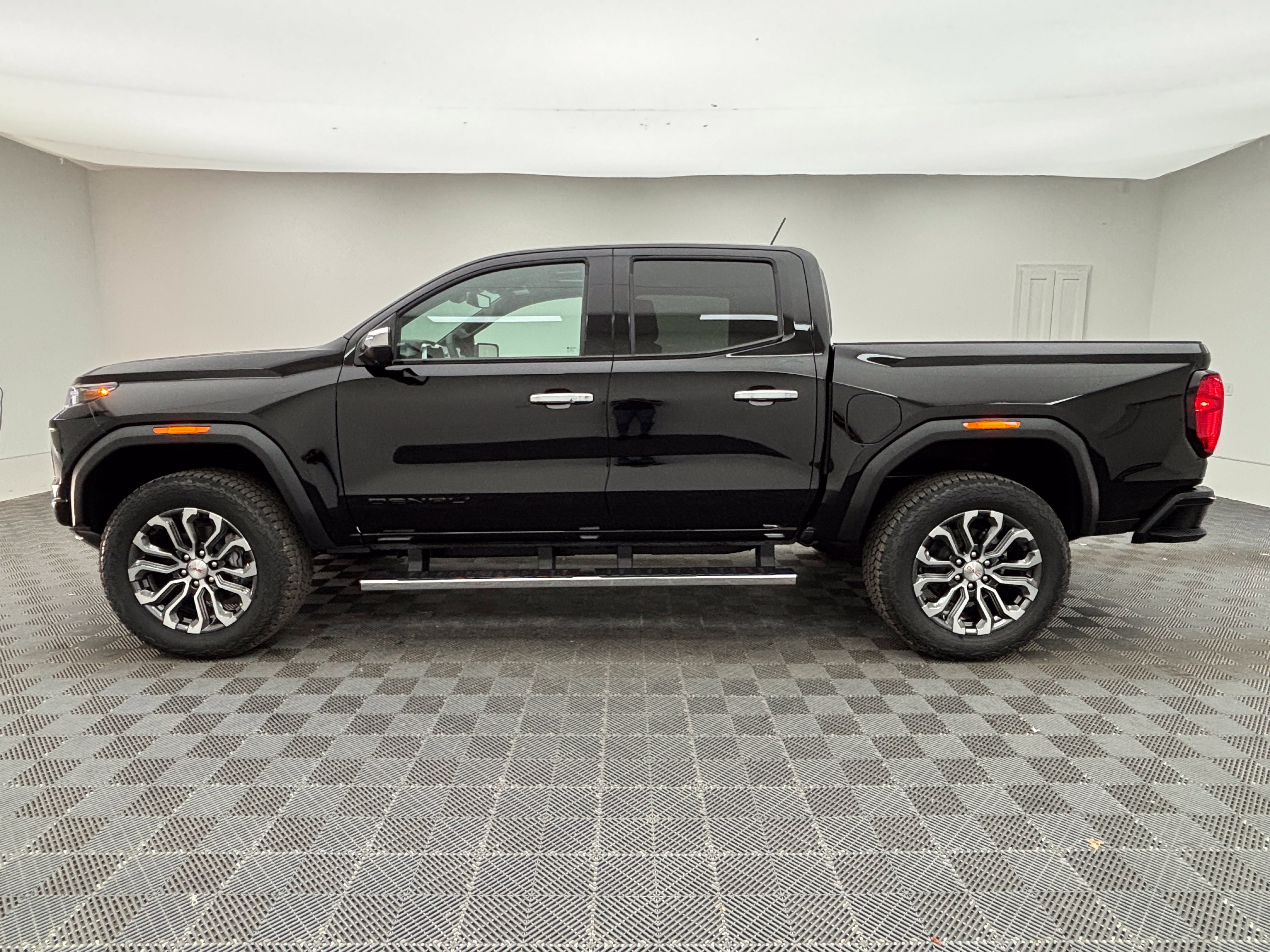 New 2026 GMC Canyon Denali w/ LPO, Black Badging Package AWD/4WD image 13