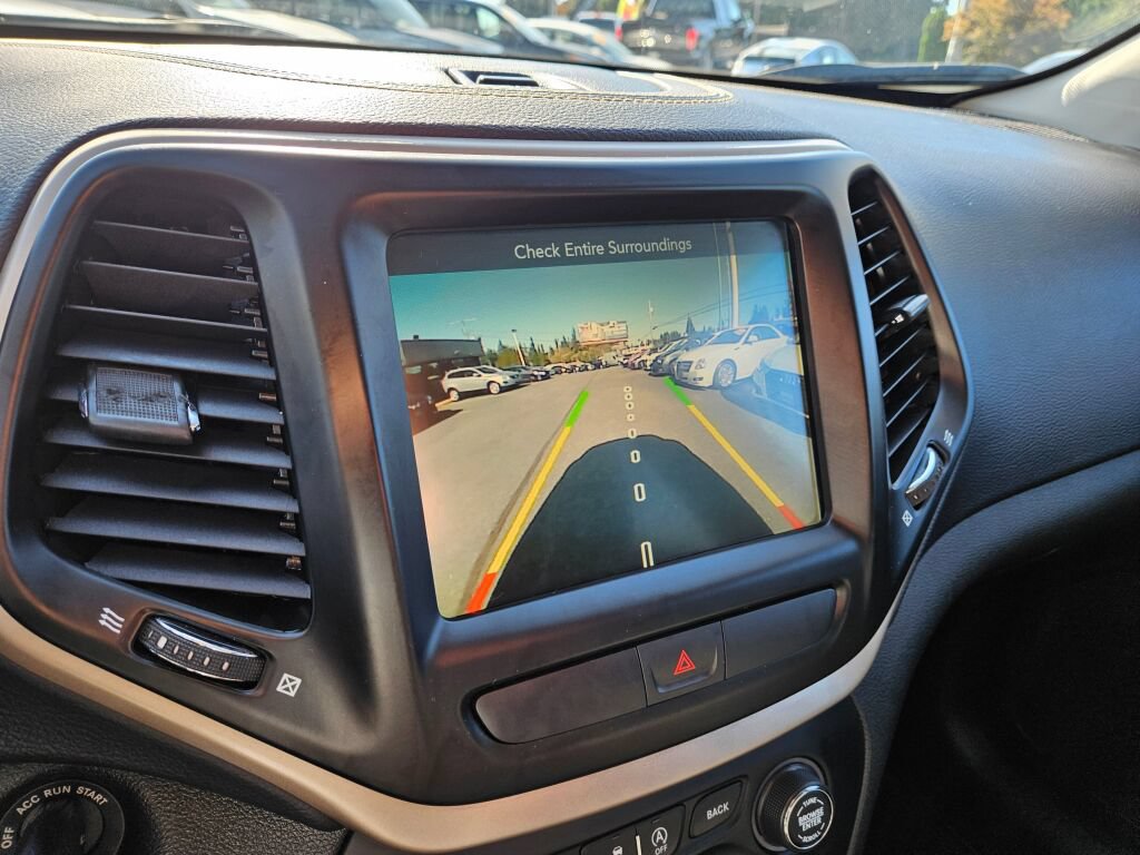 Used 2017 Jeep Cherokee Latitude w/ Cold Weather Group AWD/4WD image 26