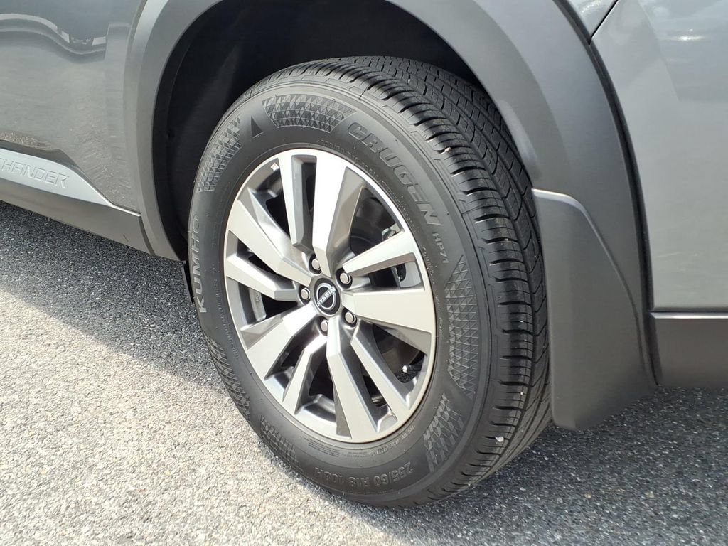 Used 2025 Nissan Pathfinder SL FWD image 11