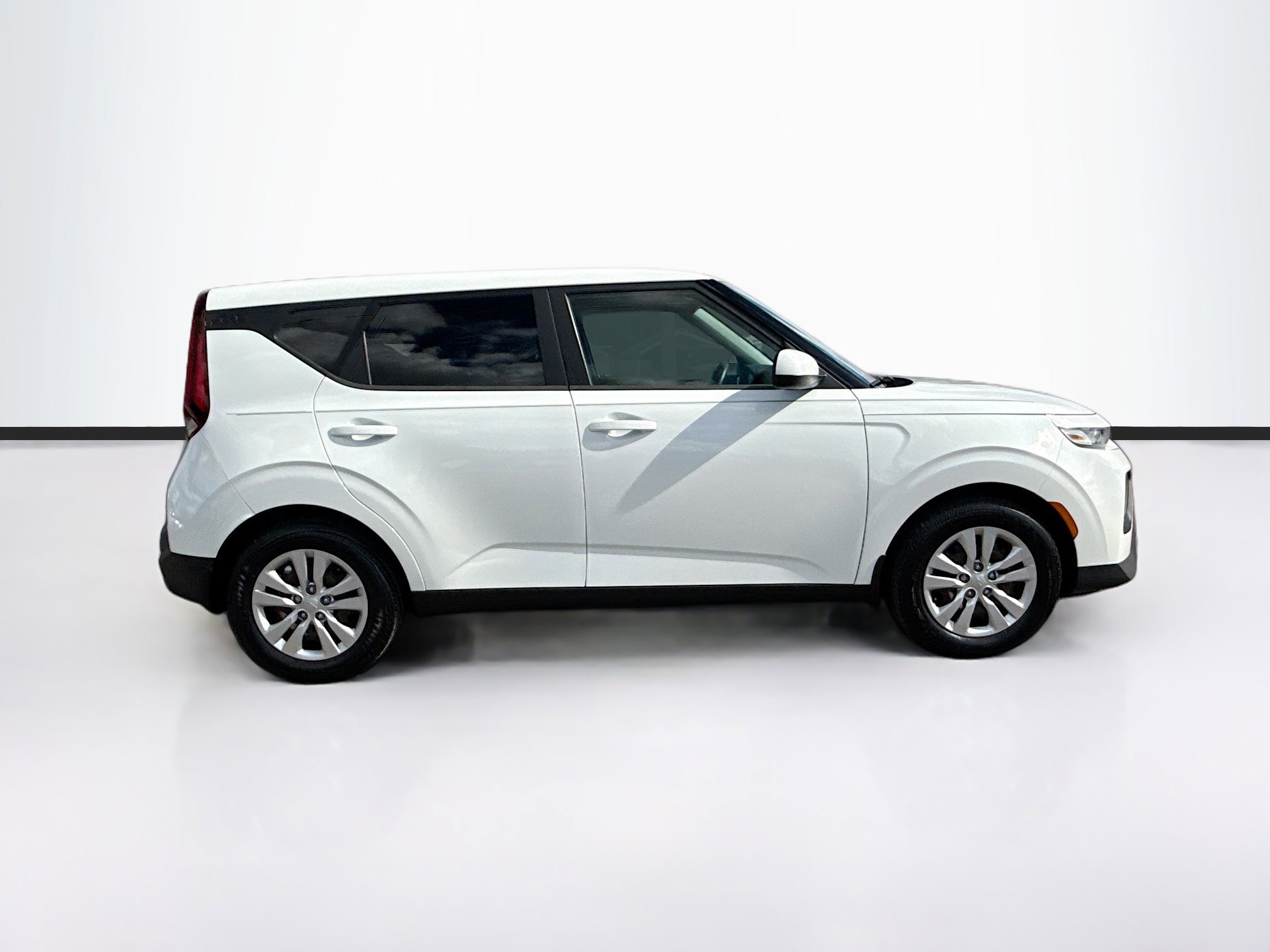 Used 2022 Kia Soul LX image 2