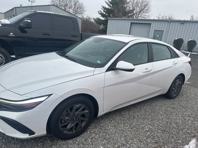 Used 2024 Hyundai Elantra SEL image 2