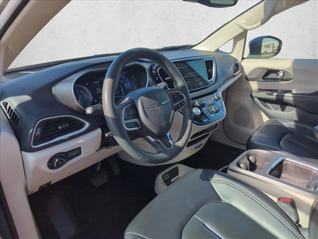 Used 2023 Chrysler Pacifica Touring-L FWD image 11