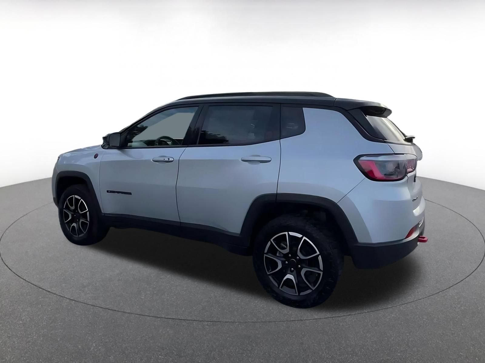 Used 2025 Jeep Compass Trailhawk AWD/4WD image 9