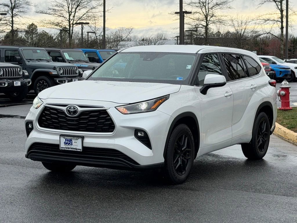 Used 2024 Toyota Highlander LE image 3