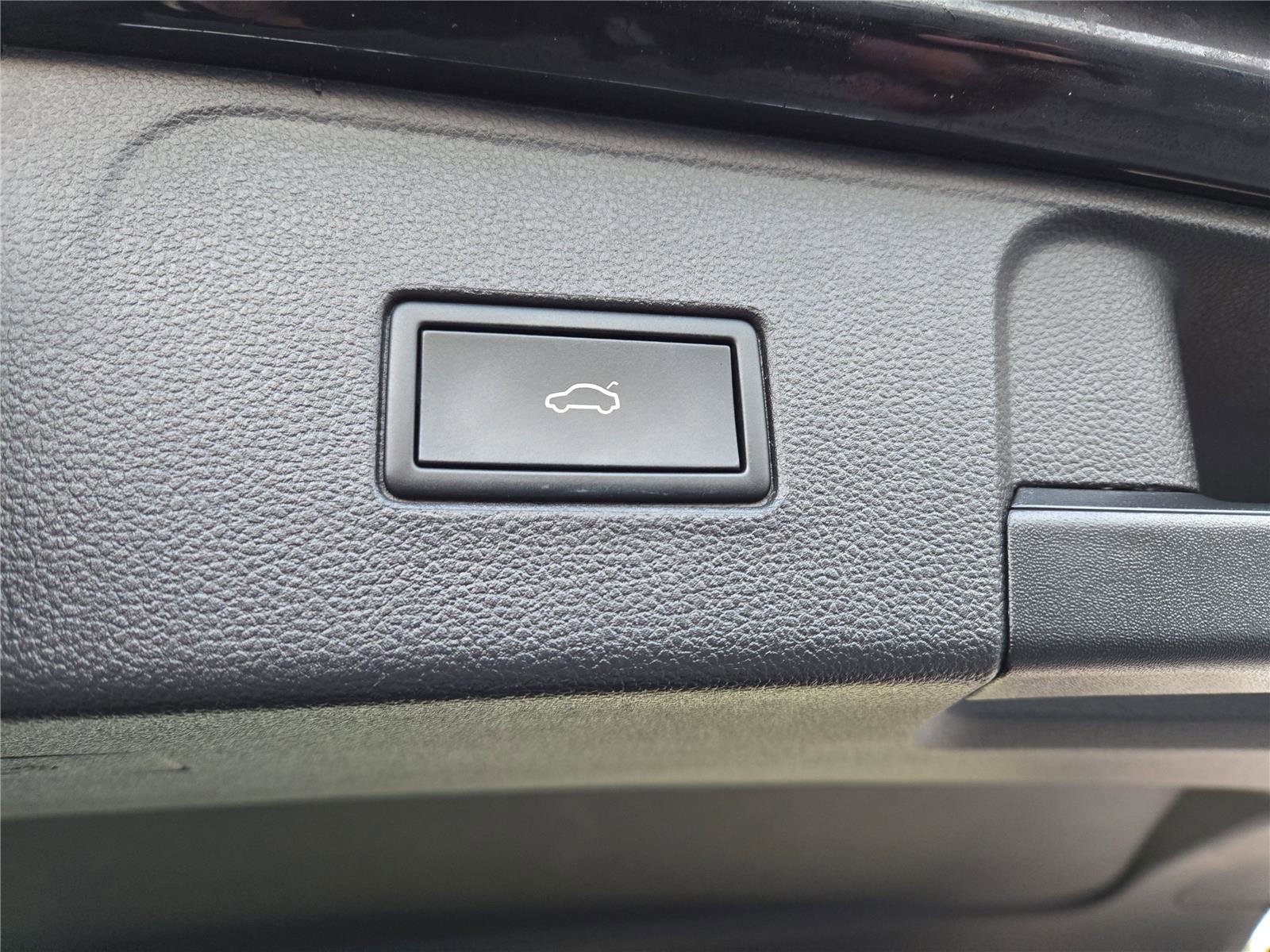 Used 2023 Volkswagen Atlas SE image 24