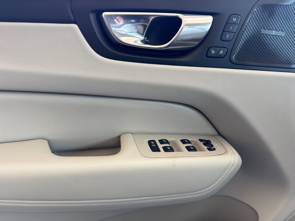 New 2026 Volvo XC60 T8 Ultra w/ Climate Package PRO image 10