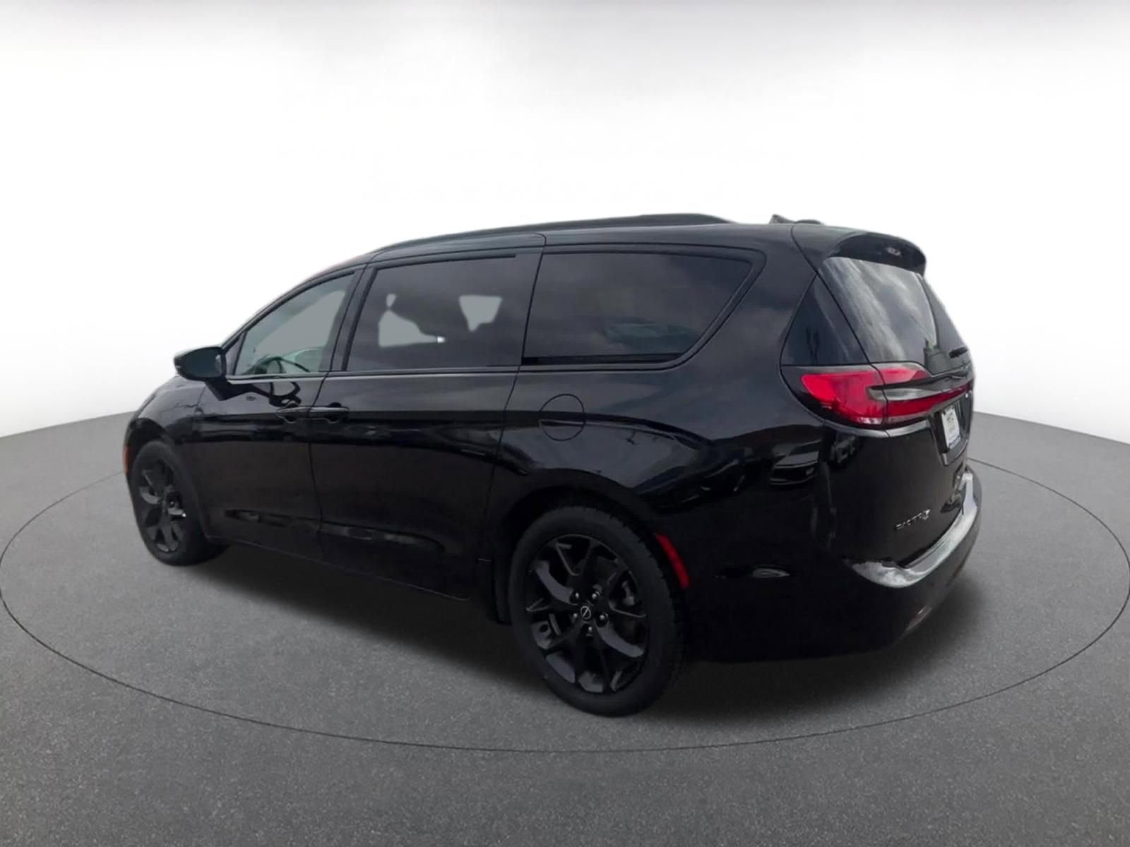 Used 2025 Chrysler Pacifica Limited image 10