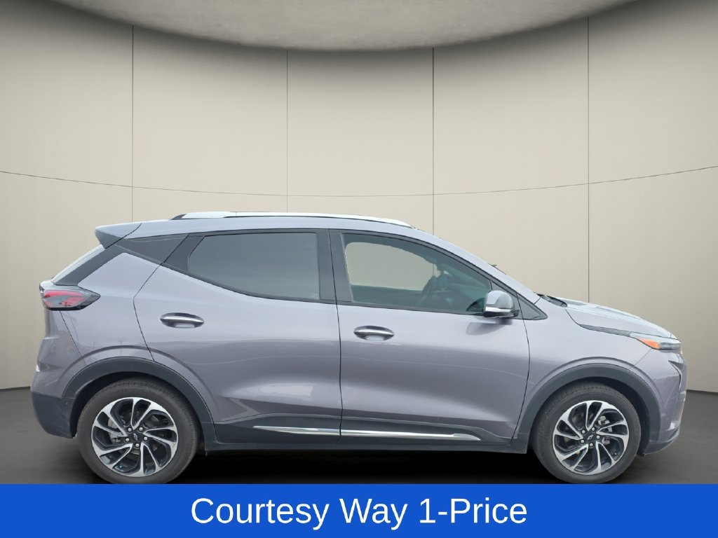 Used 2023 Chevrolet Bolt EUV Premier w/ Sun & Sound Package FWD image 11