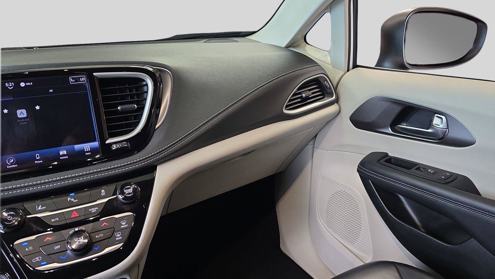Used 2023 Chrysler Pacifica Touring-L FWD image 25