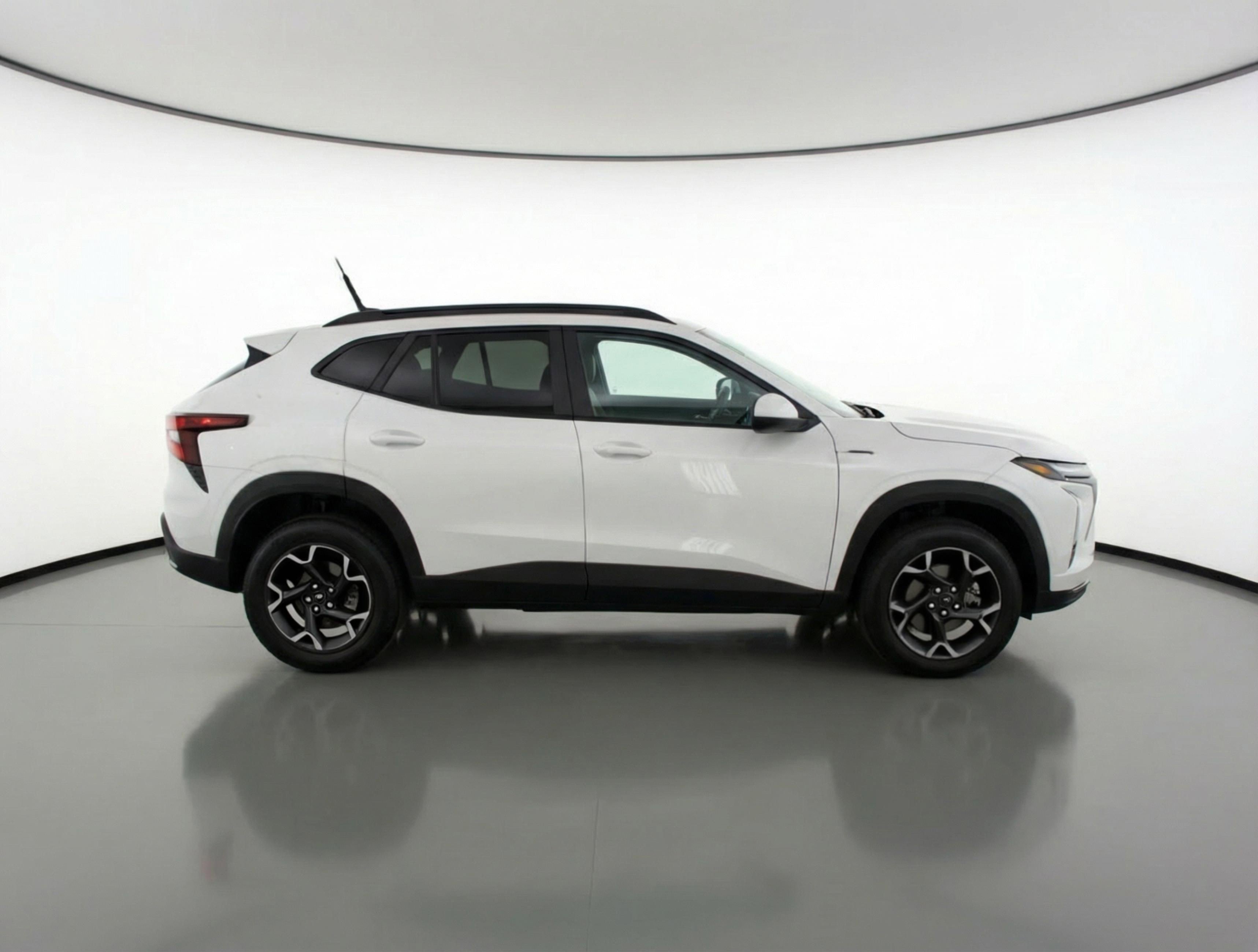 Used 2025 Chevrolet Trax LT w/ LT Convenience Package FWD image 11