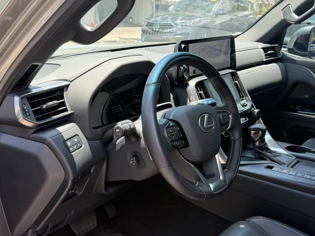 Used 2025 Lexus LX 600 4WD w/ Luxury Package image 14