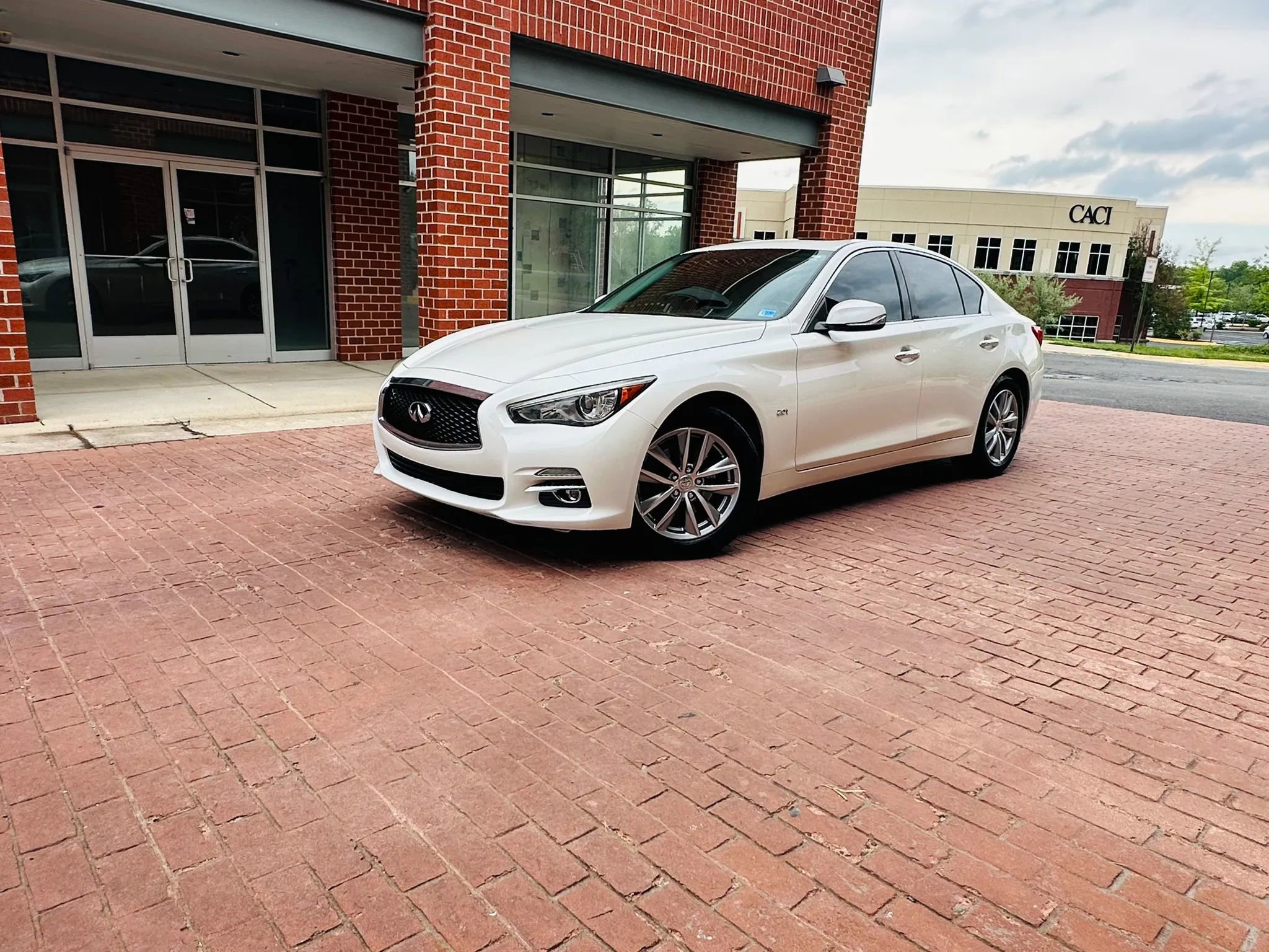 Used 2016 INFINITI Q50 2.0t w/ Moonroof Package RWD image 3