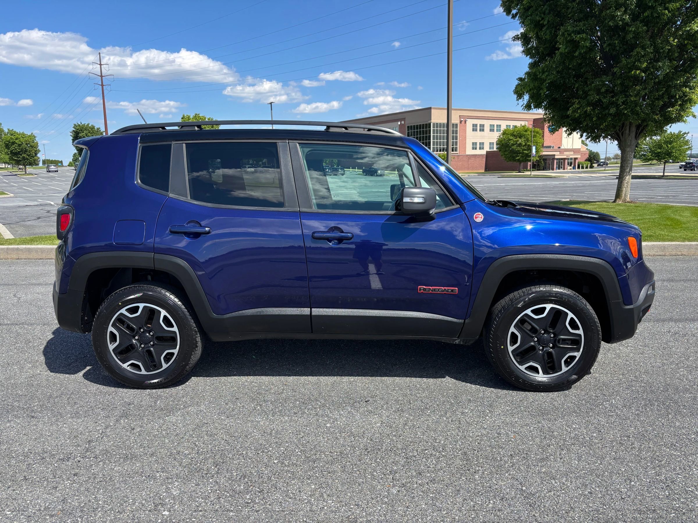Used 2017 Jeep Renegade Trailhawk w/ Popular Equipment Group AWD/4WD image 6