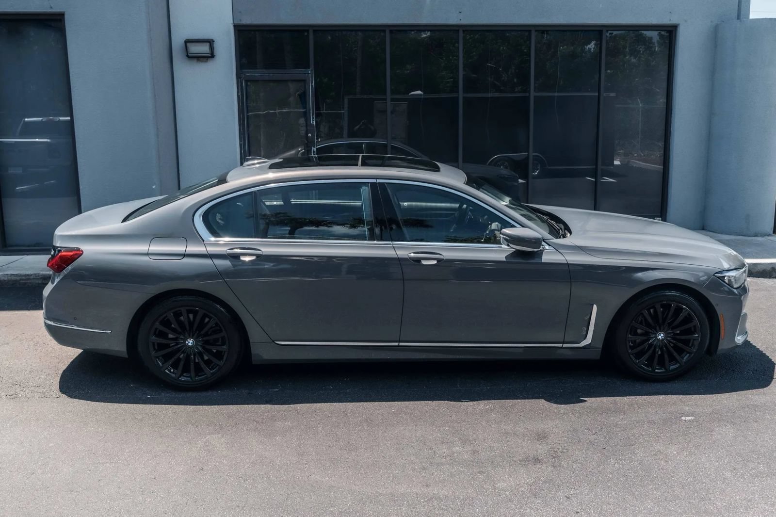 Used 2022 BMW 740i xDrive w/ Premium Package AWD/4WD image 3