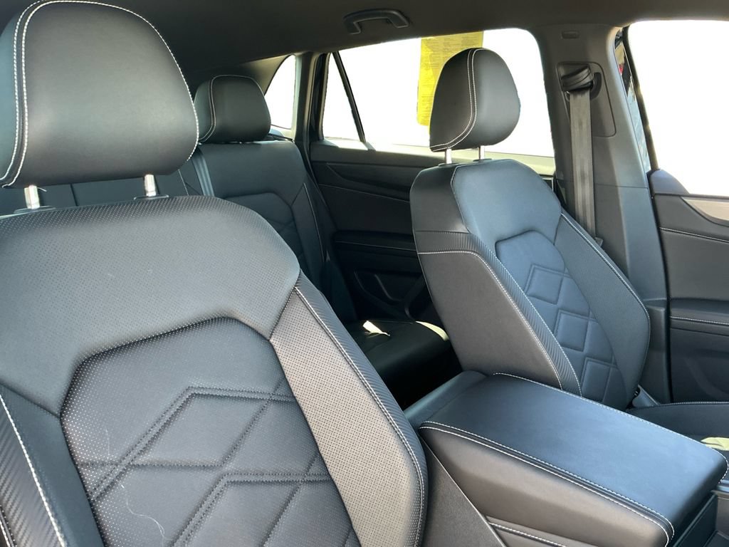 Used 2025 Volkswagen Atlas Cross Sport SE AWD/4WD image 17