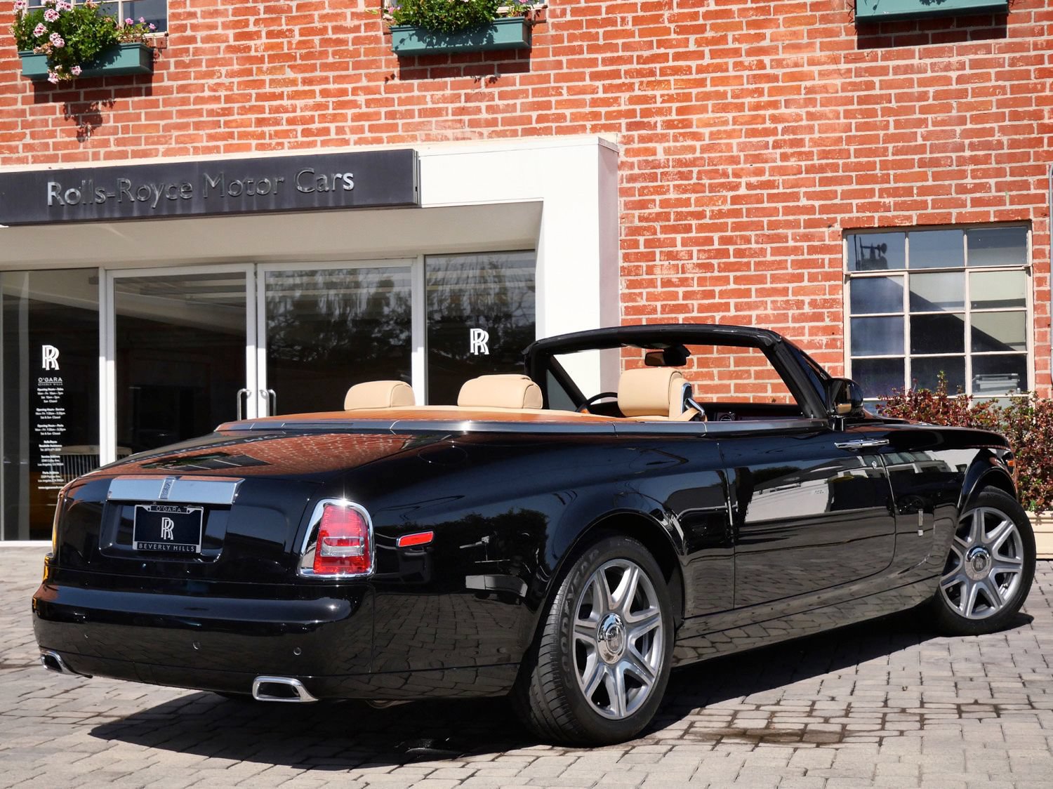 Used 2013 Rolls-Royce Phantom Drophead Coupe RWD image 2