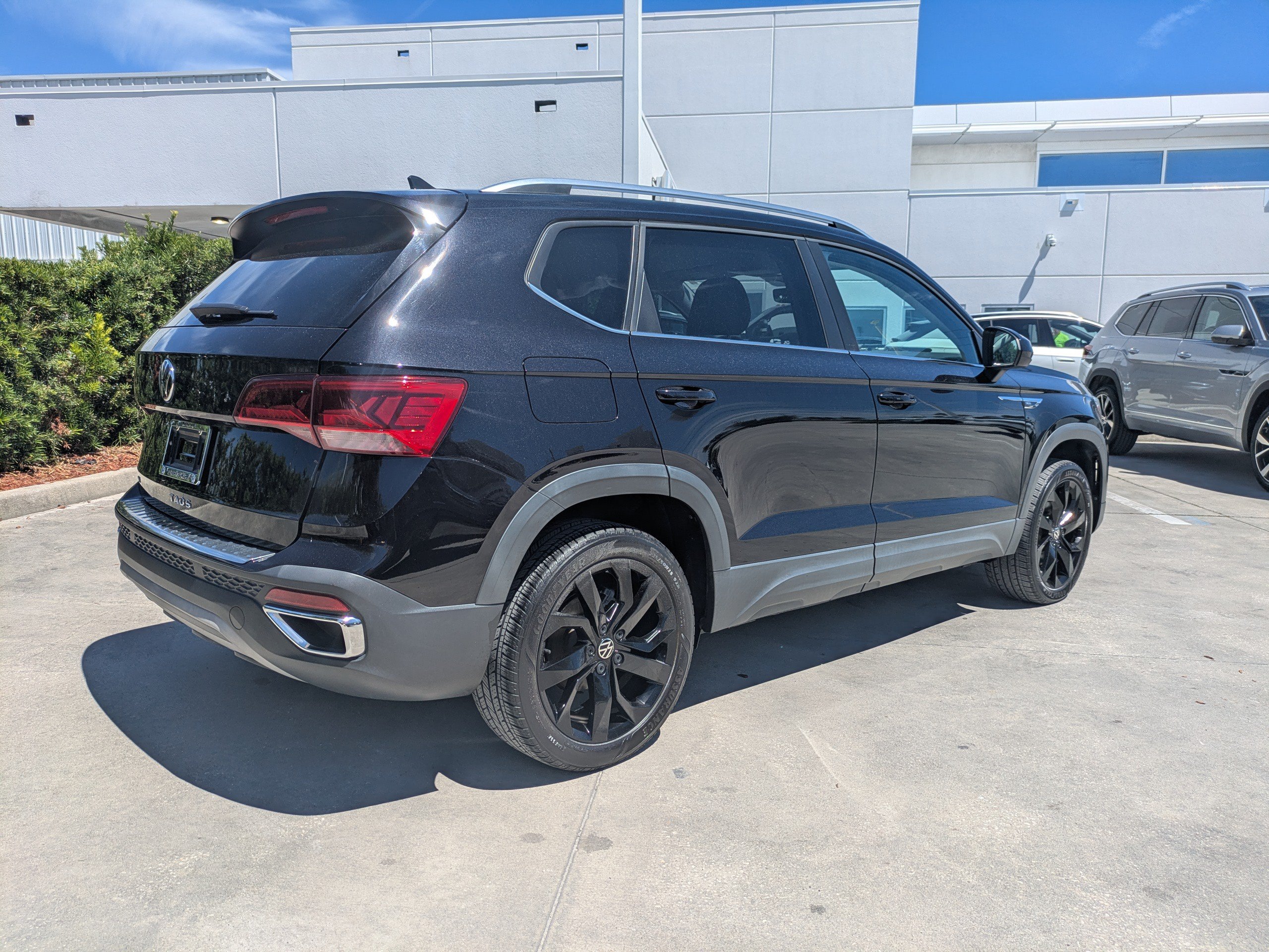 Certified 2023 Volkswagen Taos SE w/ Black Wheel Package FWD image 4