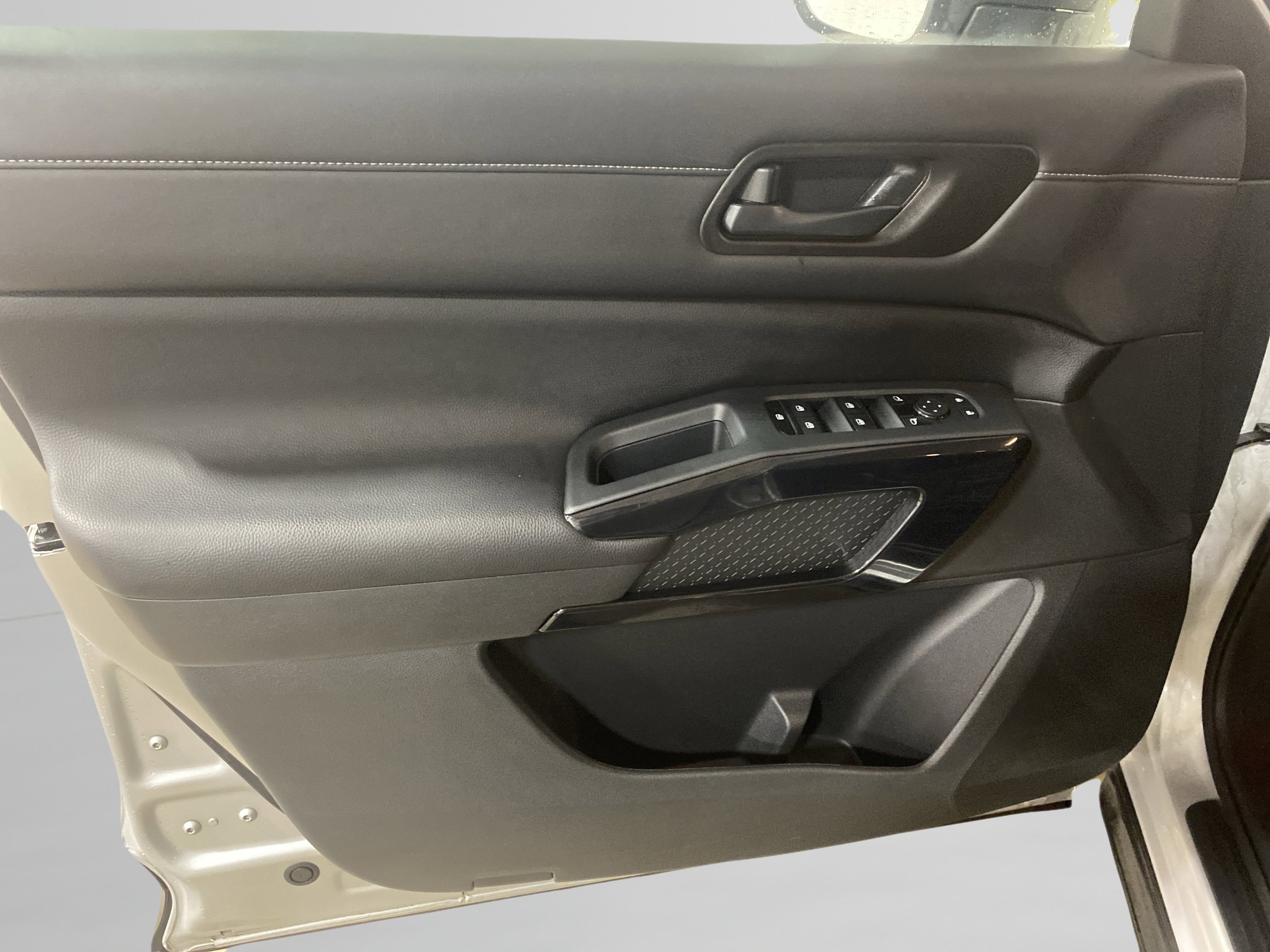 Used 2024 Nissan Pathfinder S image 13