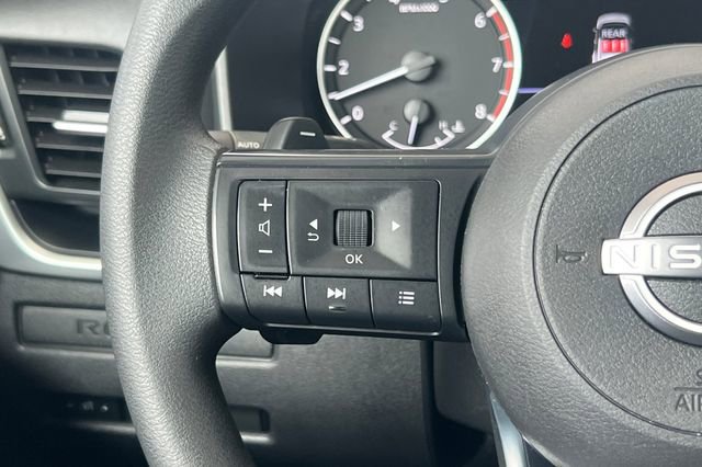 Used 2023 Nissan Rogue S image 31