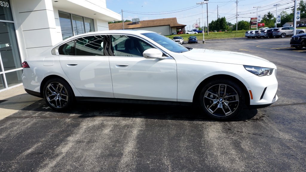 Used 2027 BMW 530i xDrive w/ Premium Package AWD/4WD image 3