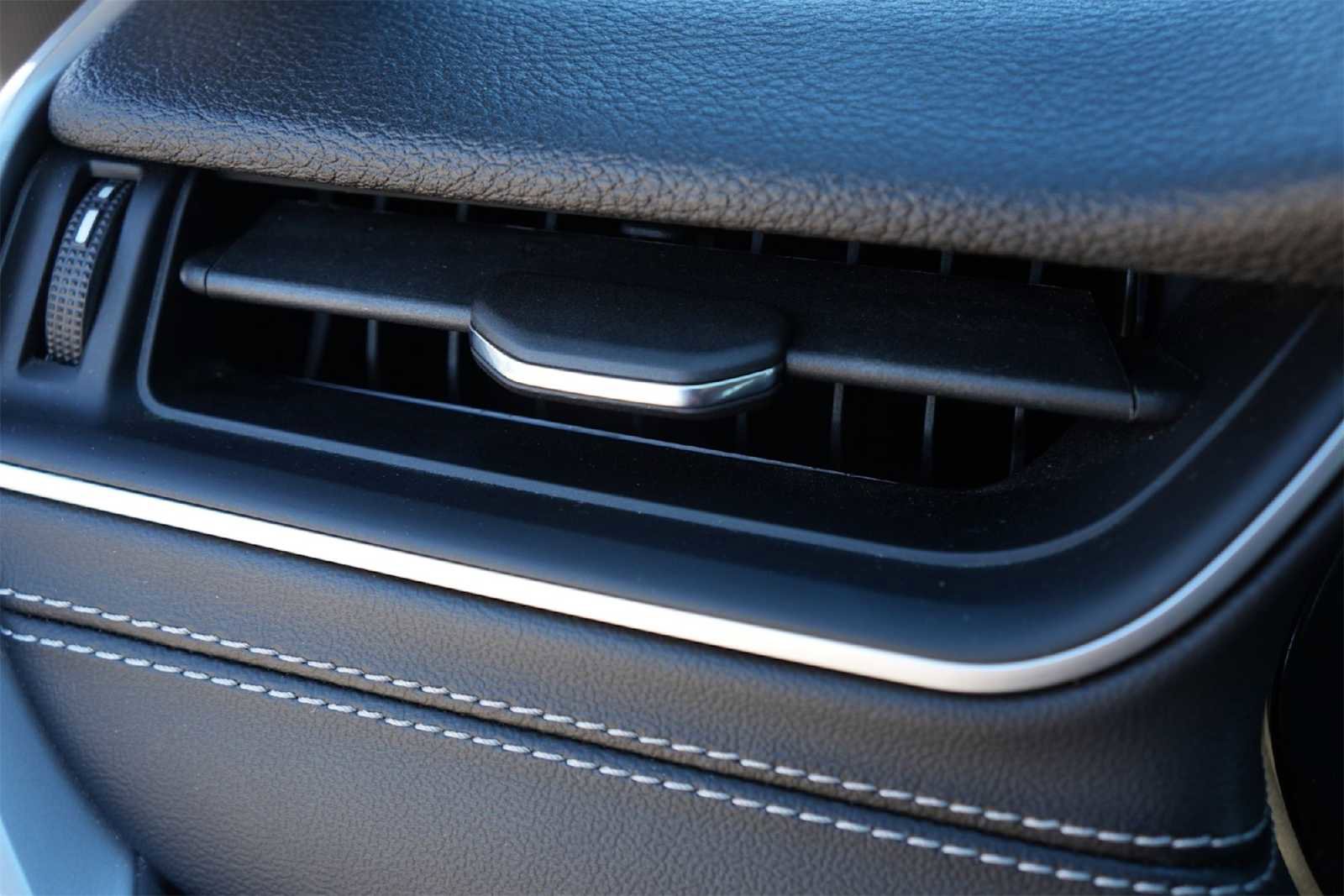 Used 2023 Jeep Grand Cherokee Laredo image 28