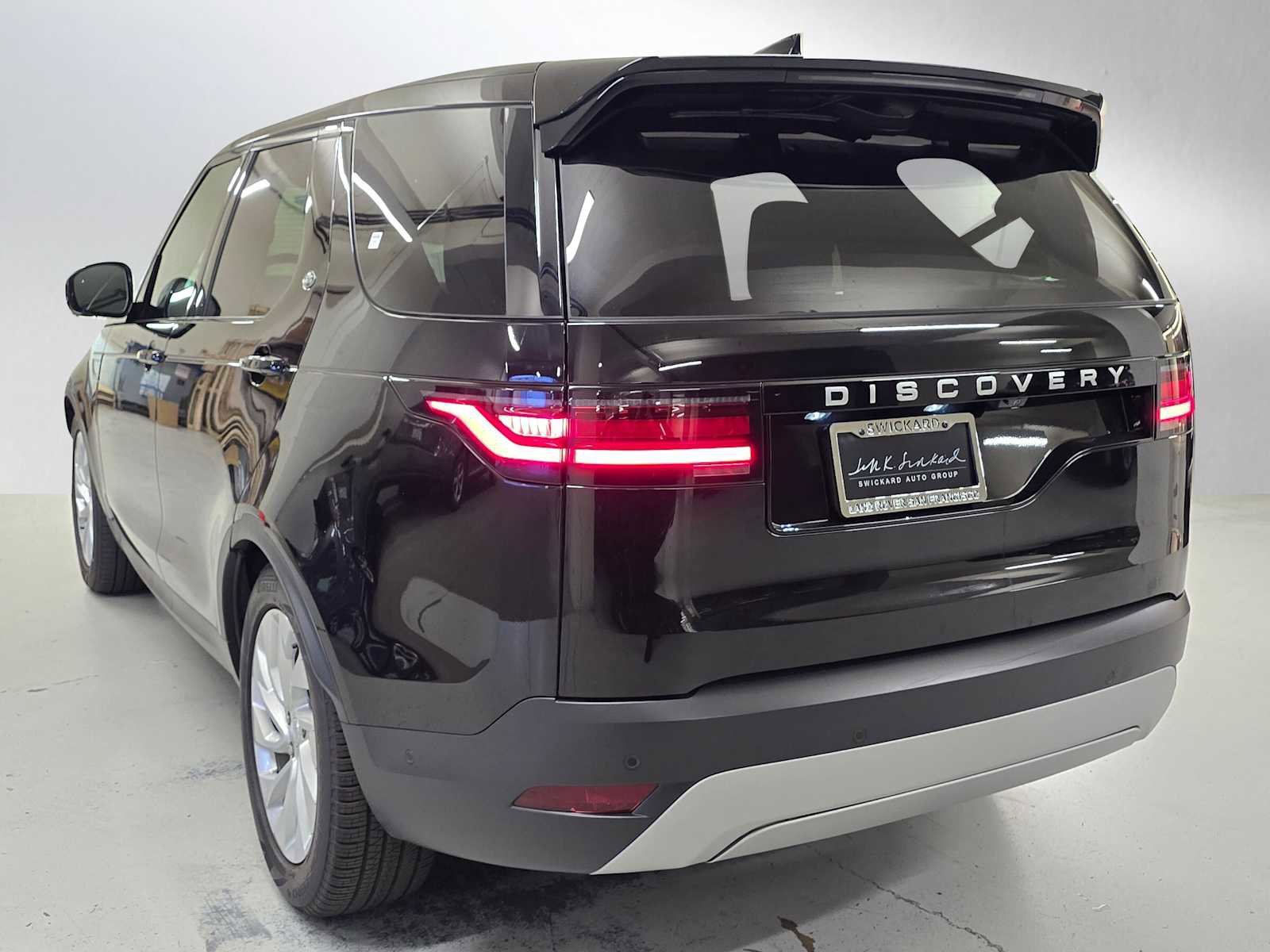 Used 2025 Land Rover Discovery S image 5