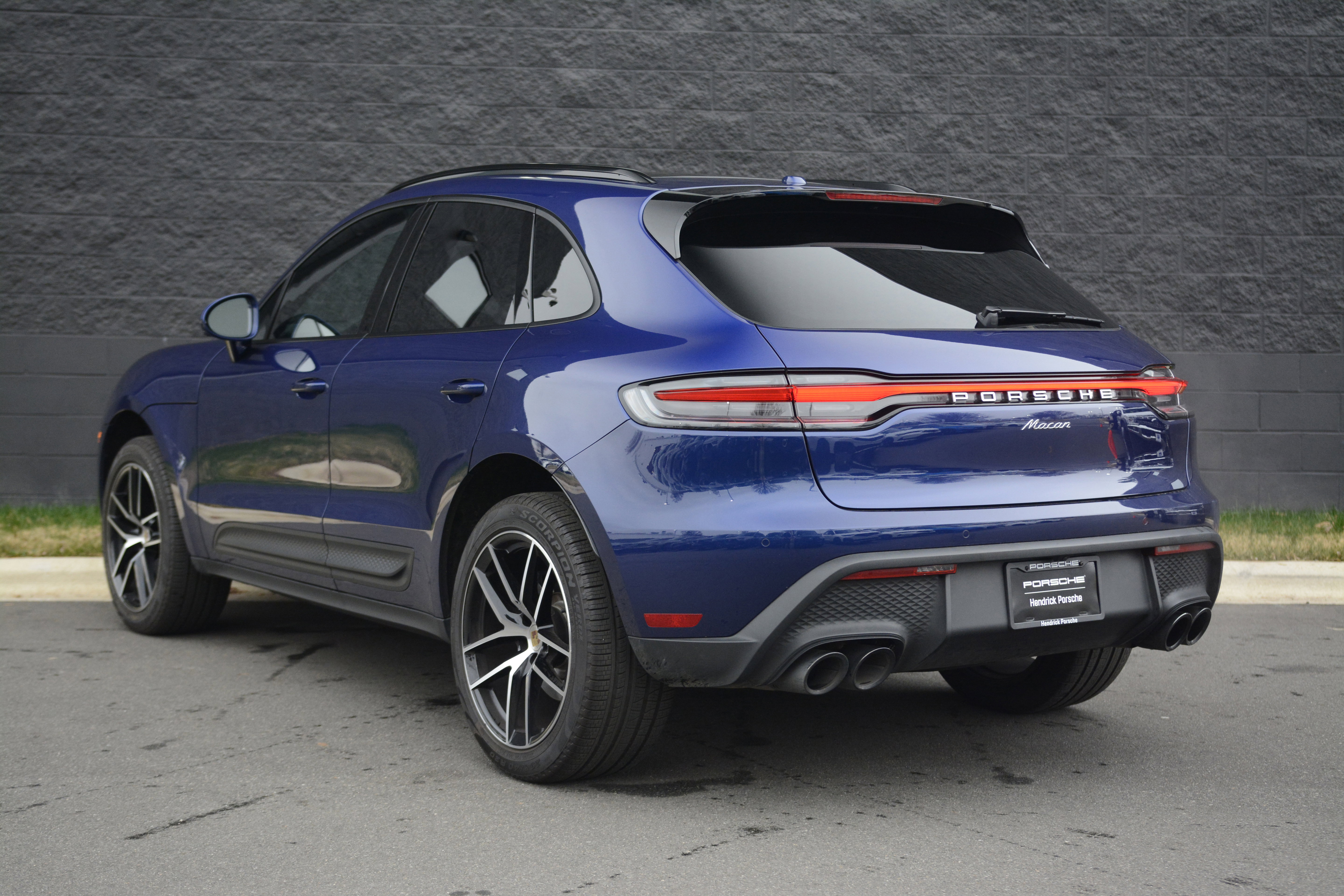 Certified 2025 Porsche Macan AWD/4WD image 3
