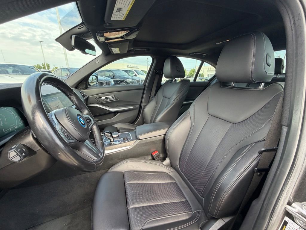 Used 2022 BMW 330e w/ M Sport Package RWD image 9