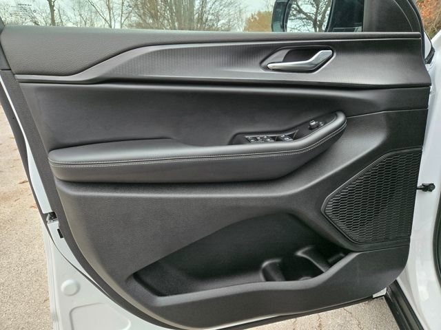 Used 2025 Jeep Grand Cherokee Altitude image 14