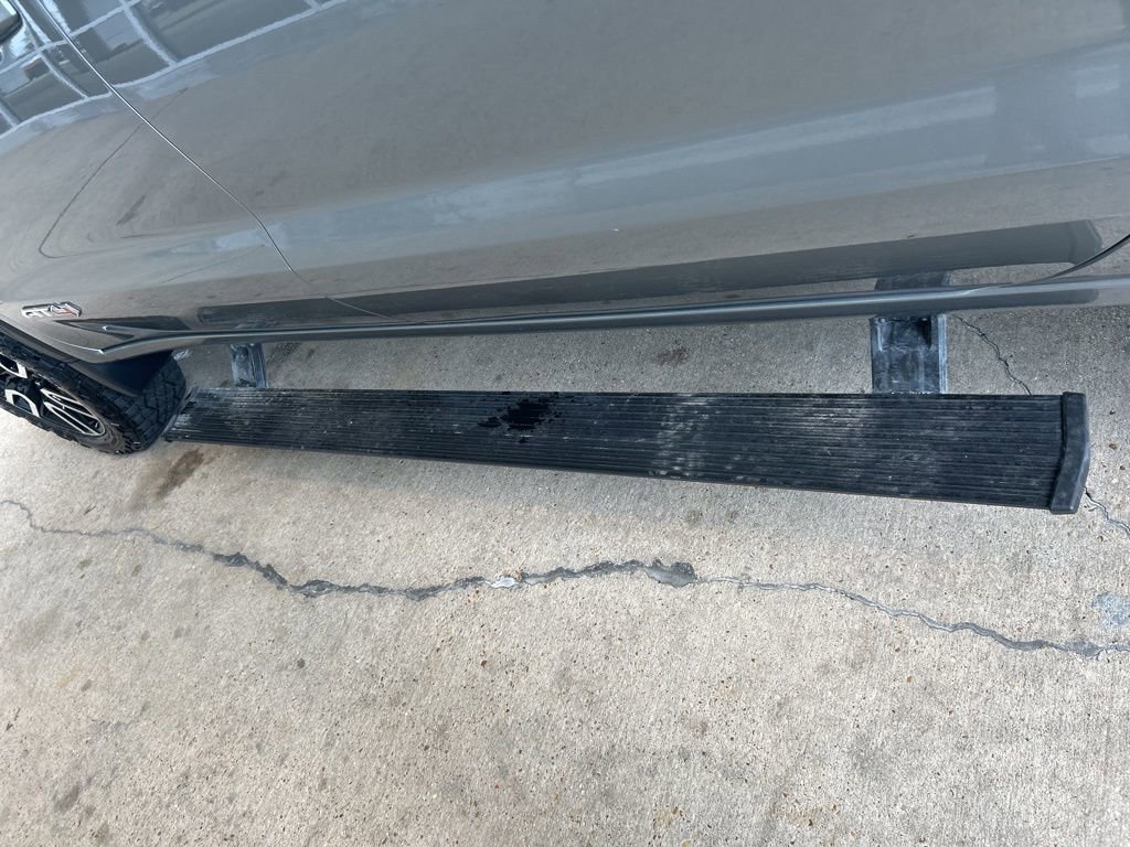 Used 2024 GMC Sierra 1500 AT4 w/ Technology Package image 11