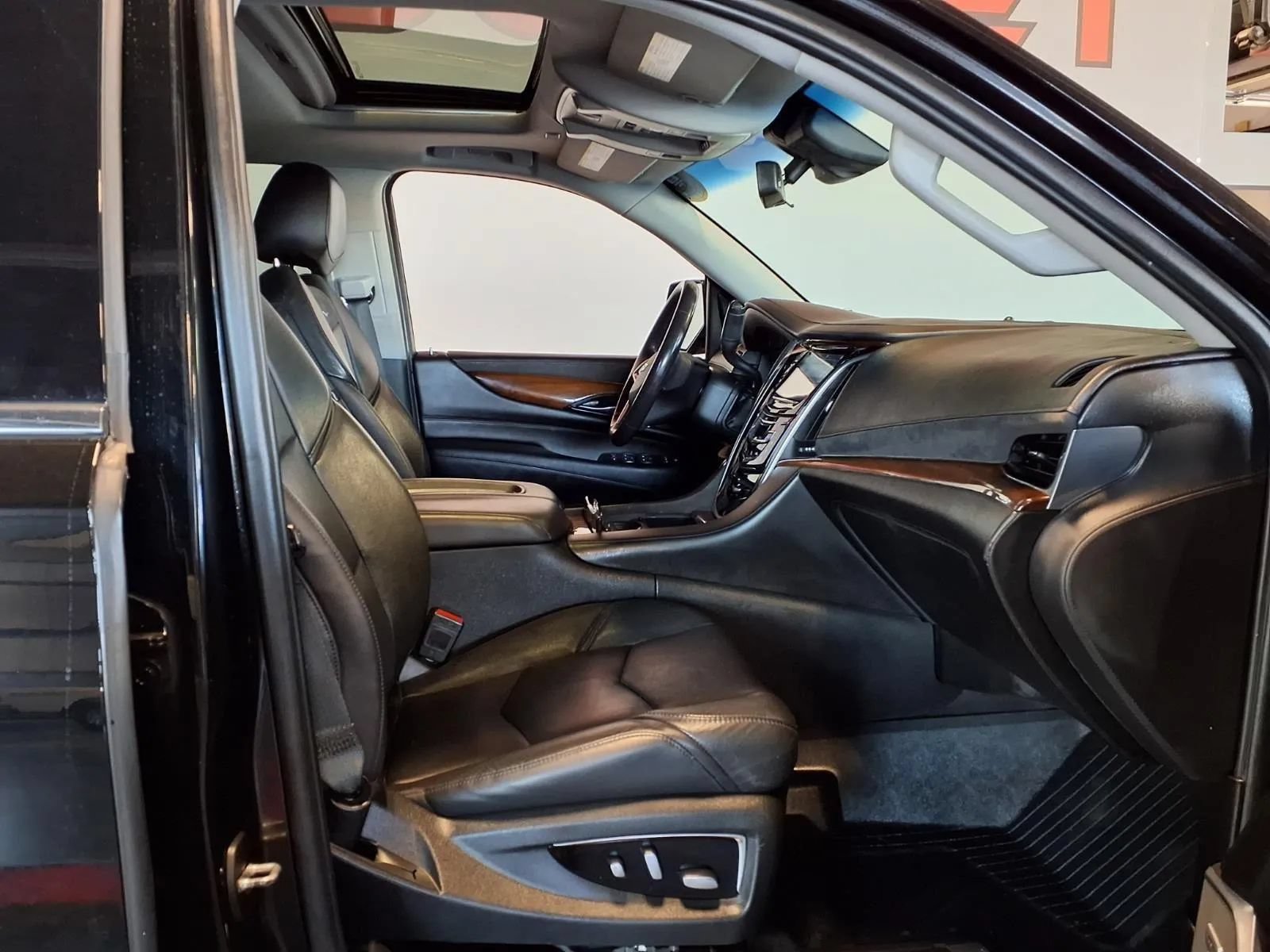 Used 2020 Cadillac Escalade Luxury AWD/4WD image 14