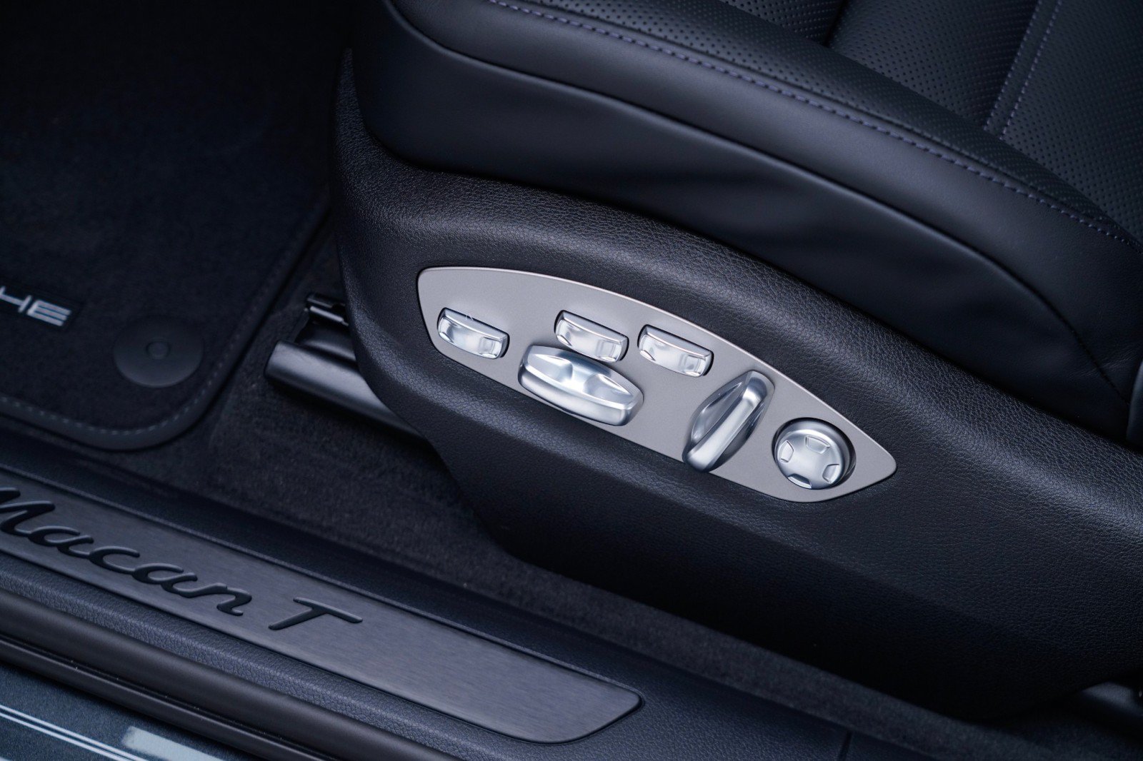 Certified 2026 Porsche Macan Turbo AWD/4WD image 15