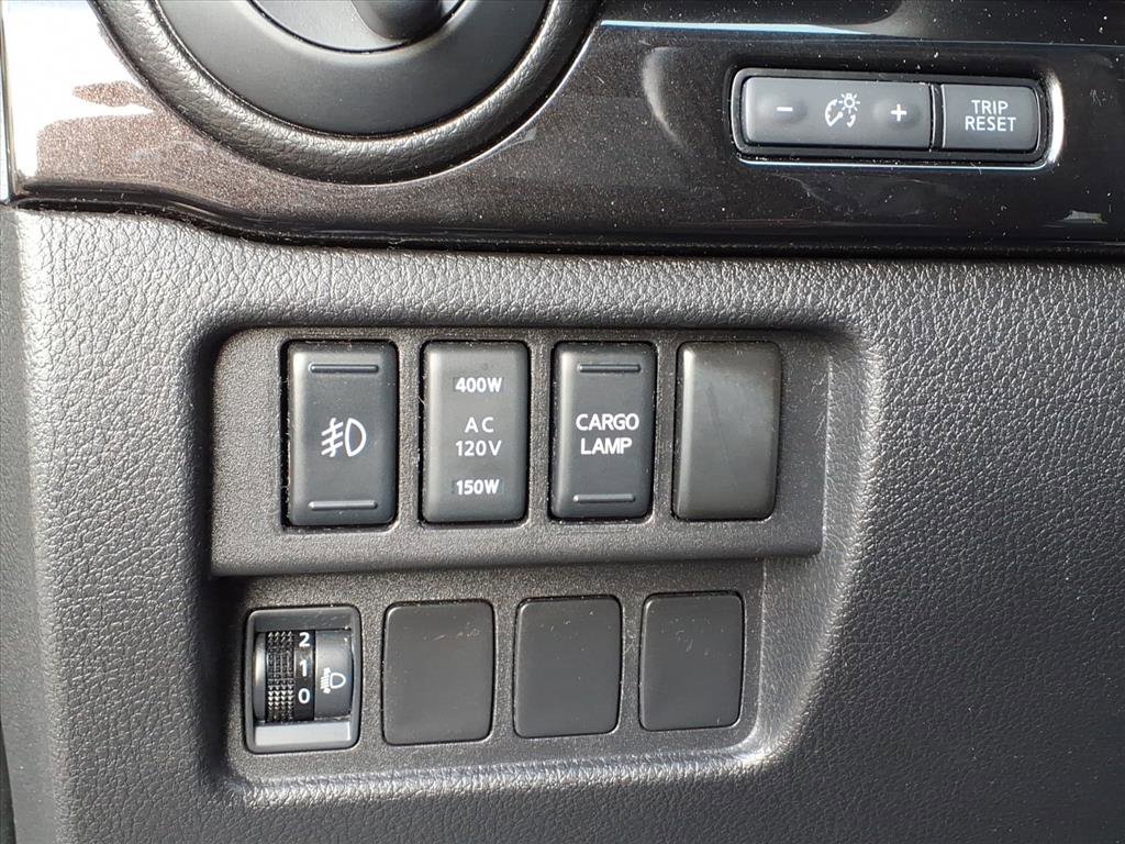 Used 2018 Nissan Titan SV w/ SV Convenience Package image 18