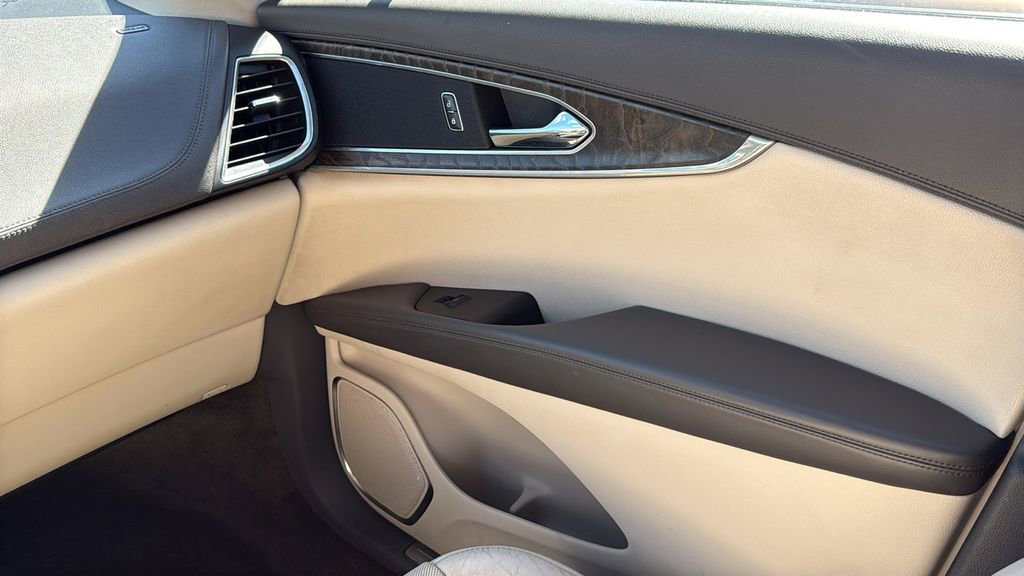 Used 2017 Lincoln MKX Reserve image 21