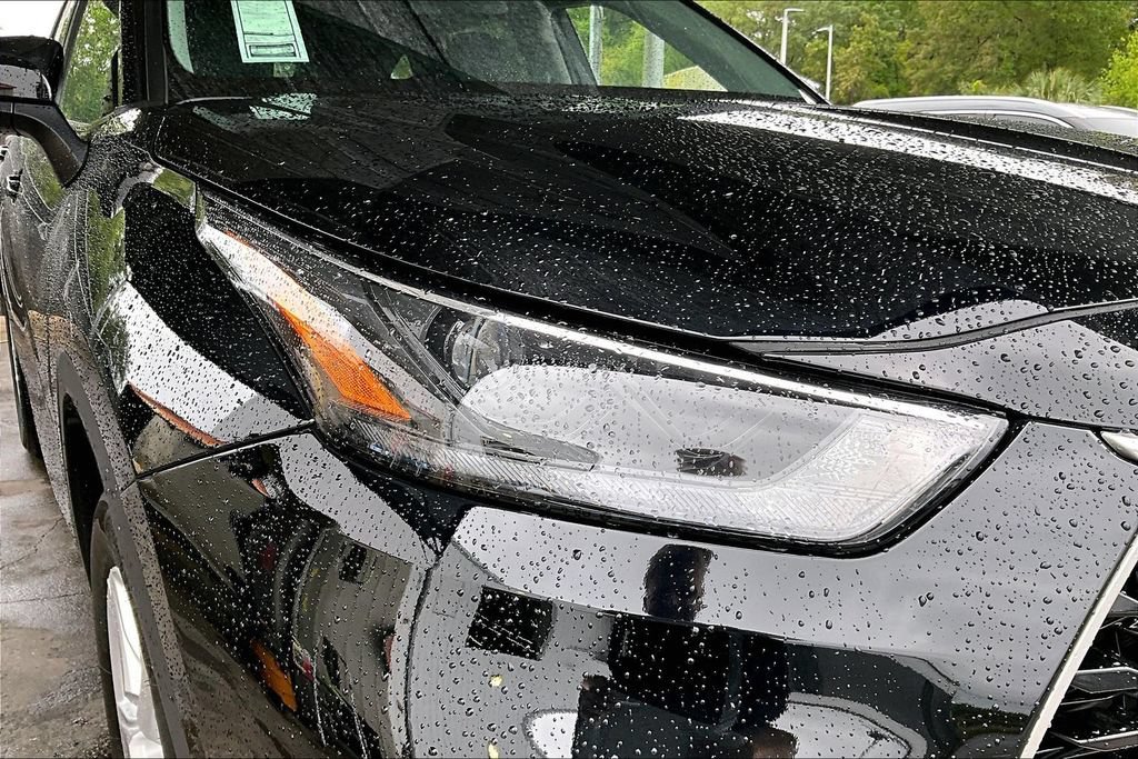 Used 2025 Toyota Highlander LE FWD image 30
