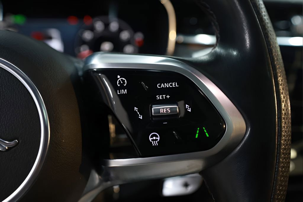 Used 2021 Jaguar F-PACE SVR image 37