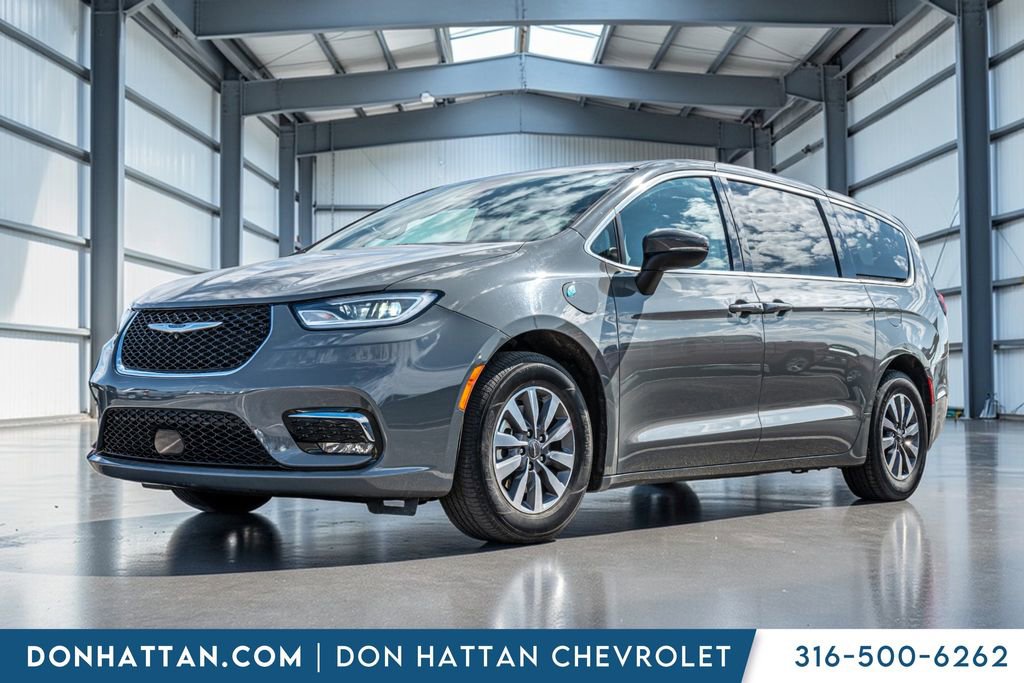Used 2023 Chrysler Pacifica Touring-L image 1