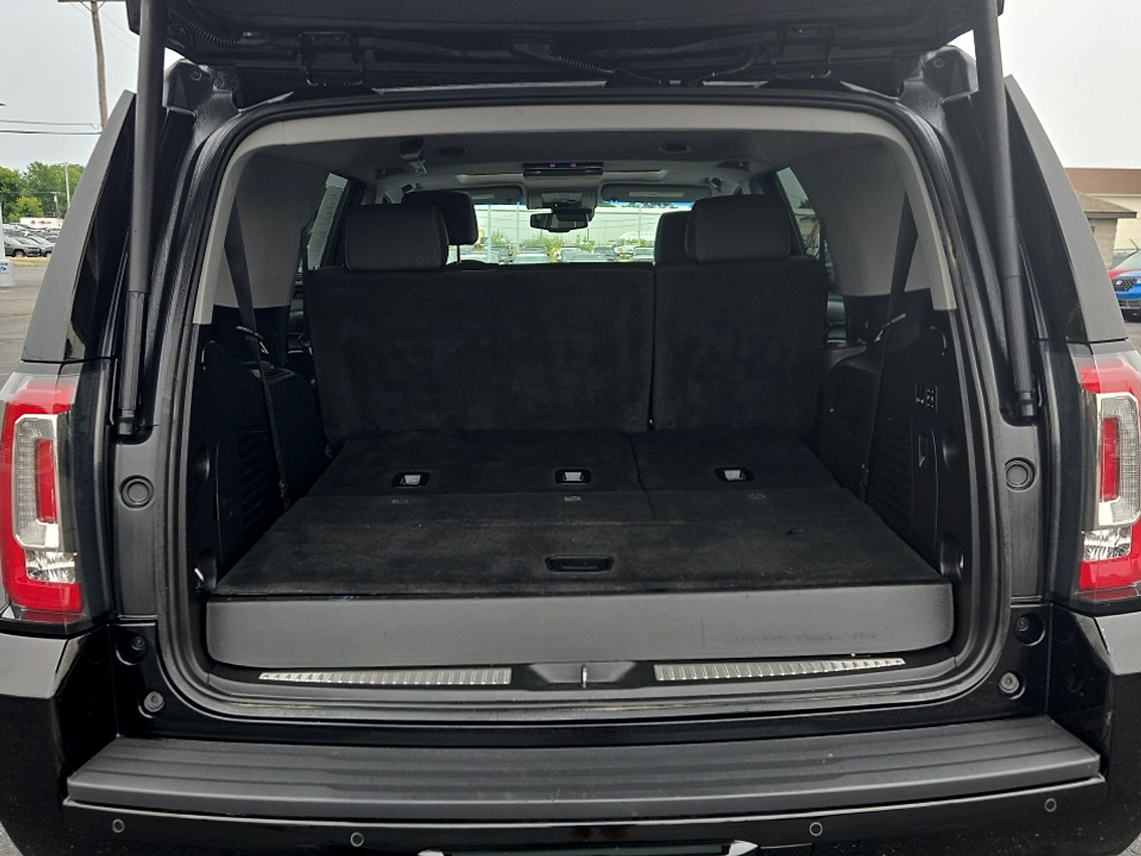 Used 2019 GMC Yukon SLT w/ Graphite Performance Edition AWD/4WD image 24