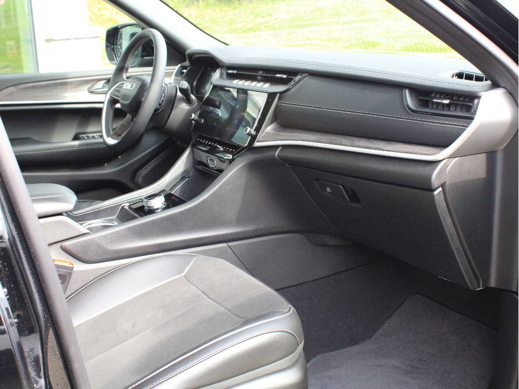 Used 2026 Jeep Grand Cherokee Altitude AWD/4WD image 24