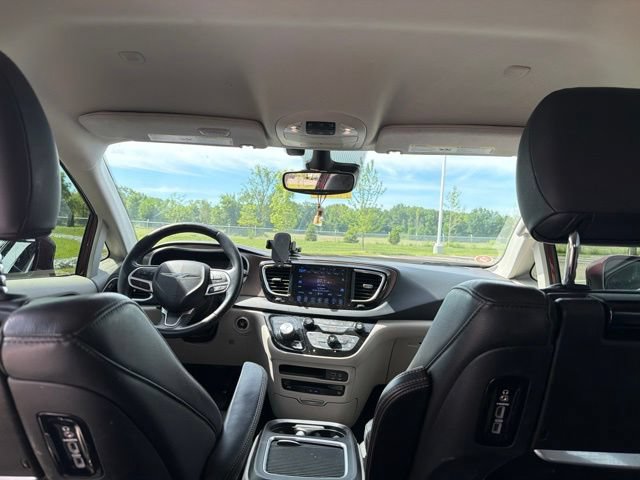 Used 2017 Chrysler Pacifica Touring-L Plus w/ Advanced Safetytec Group FWD image 24