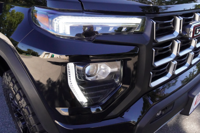 Used 2026 GMC Canyon AT4 w/ Technology Plus Package AWD/4WD image 33
