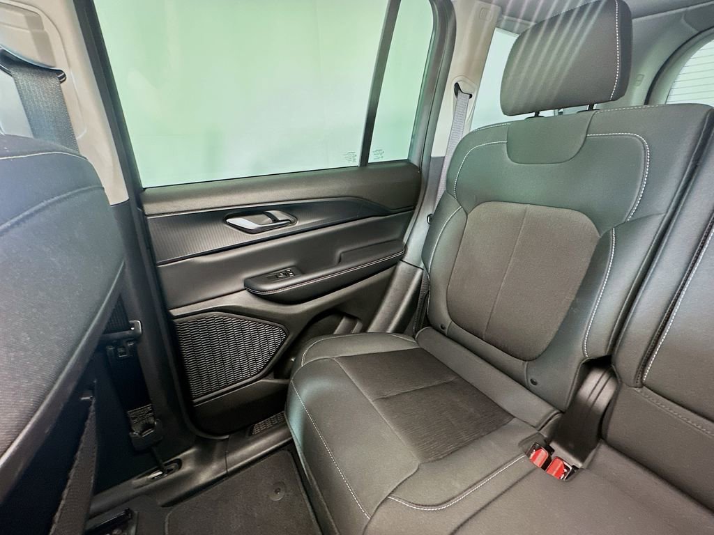 Used 2023 Jeep Grand Cherokee Laredo w/ Luxury Tech Group I image 12