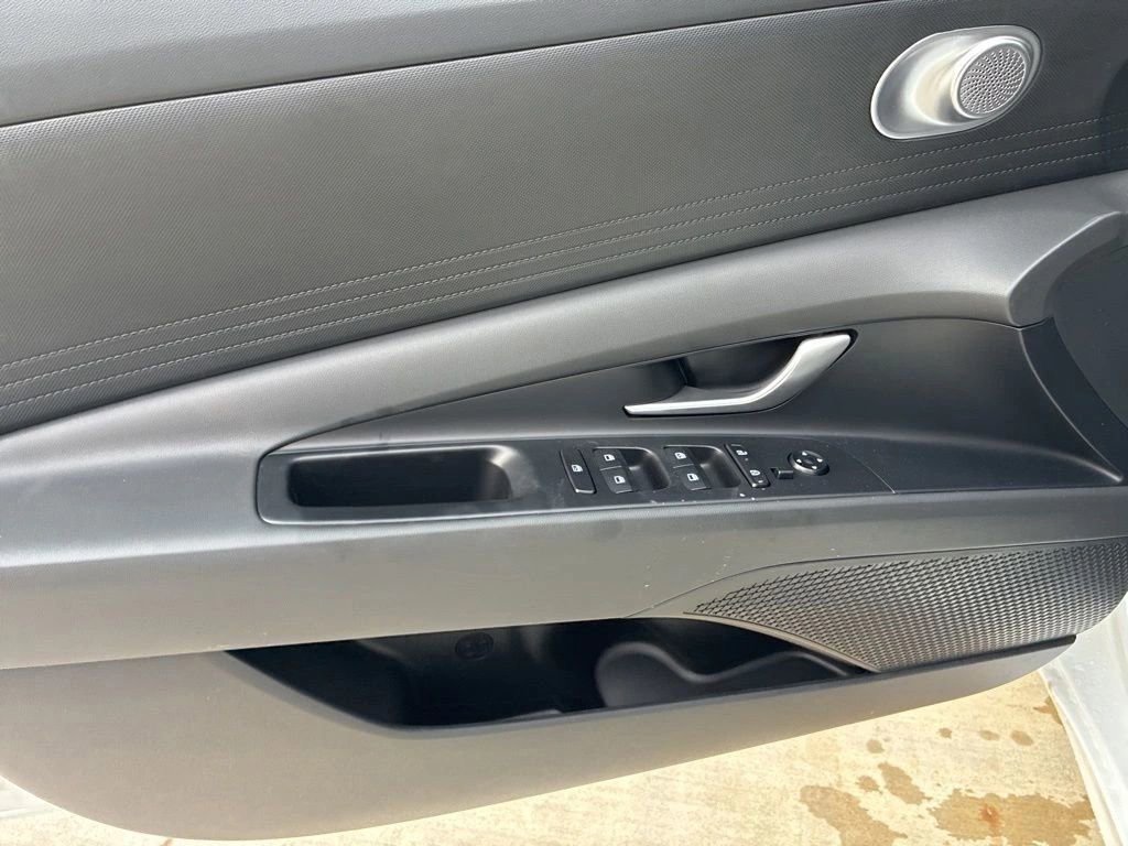 Certified 2025 Hyundai Elantra Hybrid FWD image 18