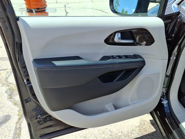 Used 2024 Chrysler Pacifica Limited FWD image 19