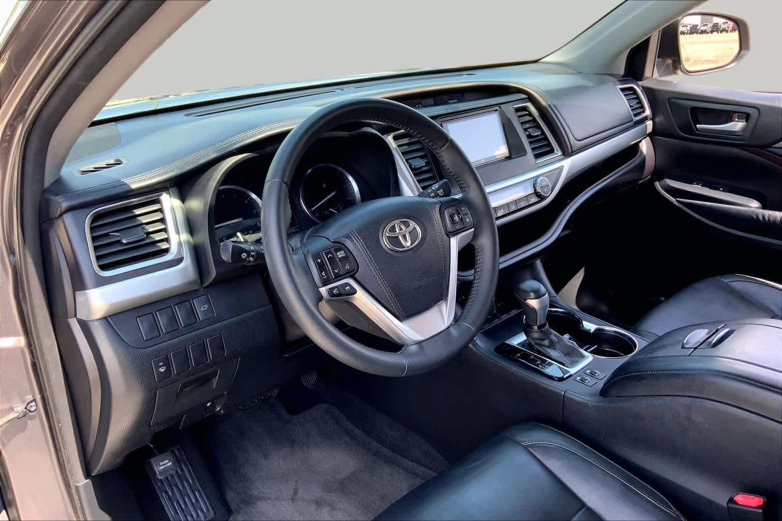 Used 2015 Toyota Highlander XLE FWD image 17