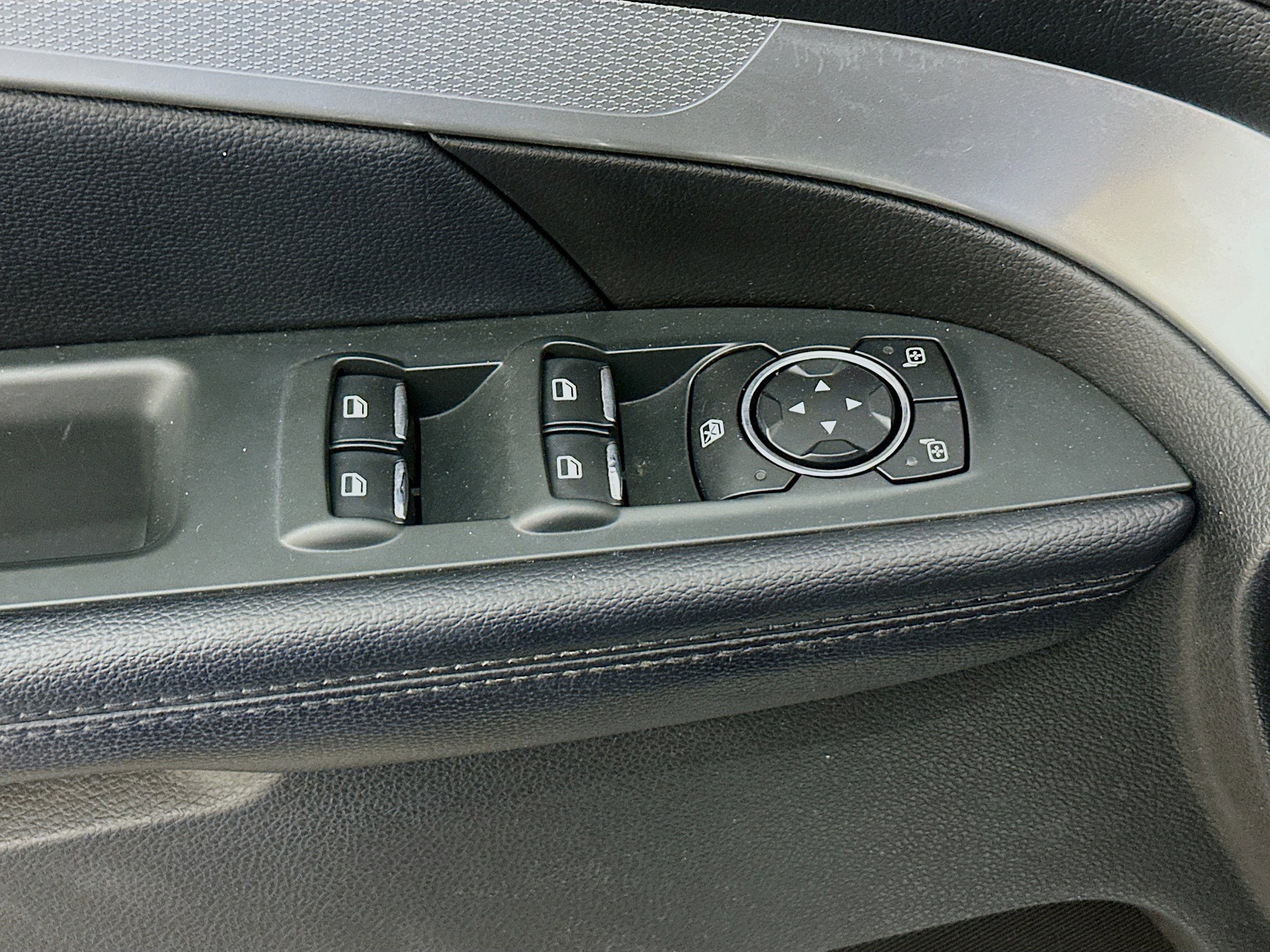 Used 2017 Ford Explorer XLT image 15